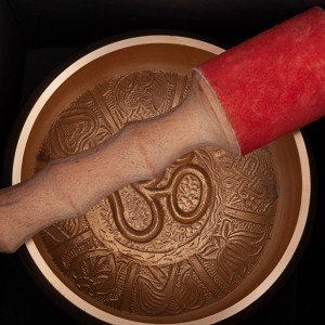 Indische Klangschale „Singing Bowl“ mit OM Design von bodhi in Geschenkbox, ca. 1400 g, Ø 15 cm